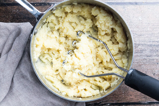 mashing cauliflower for low carb keto alternatives to mashed potatoes