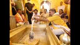 Vice President M Venkaya Naidu and his wife M Usha Naidu perform prayer at Kashi Vishwanath (KV) temple.  (HT Pictures)