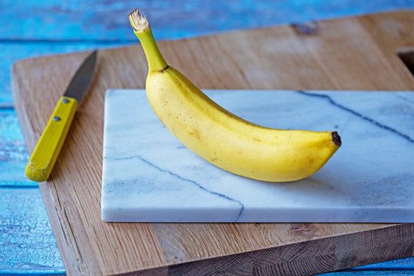 how much sugar is in a banana on cutting board with knife