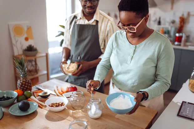 Couple preparing a healthy breakfast with fiber-rich foods to help them poop in the morning