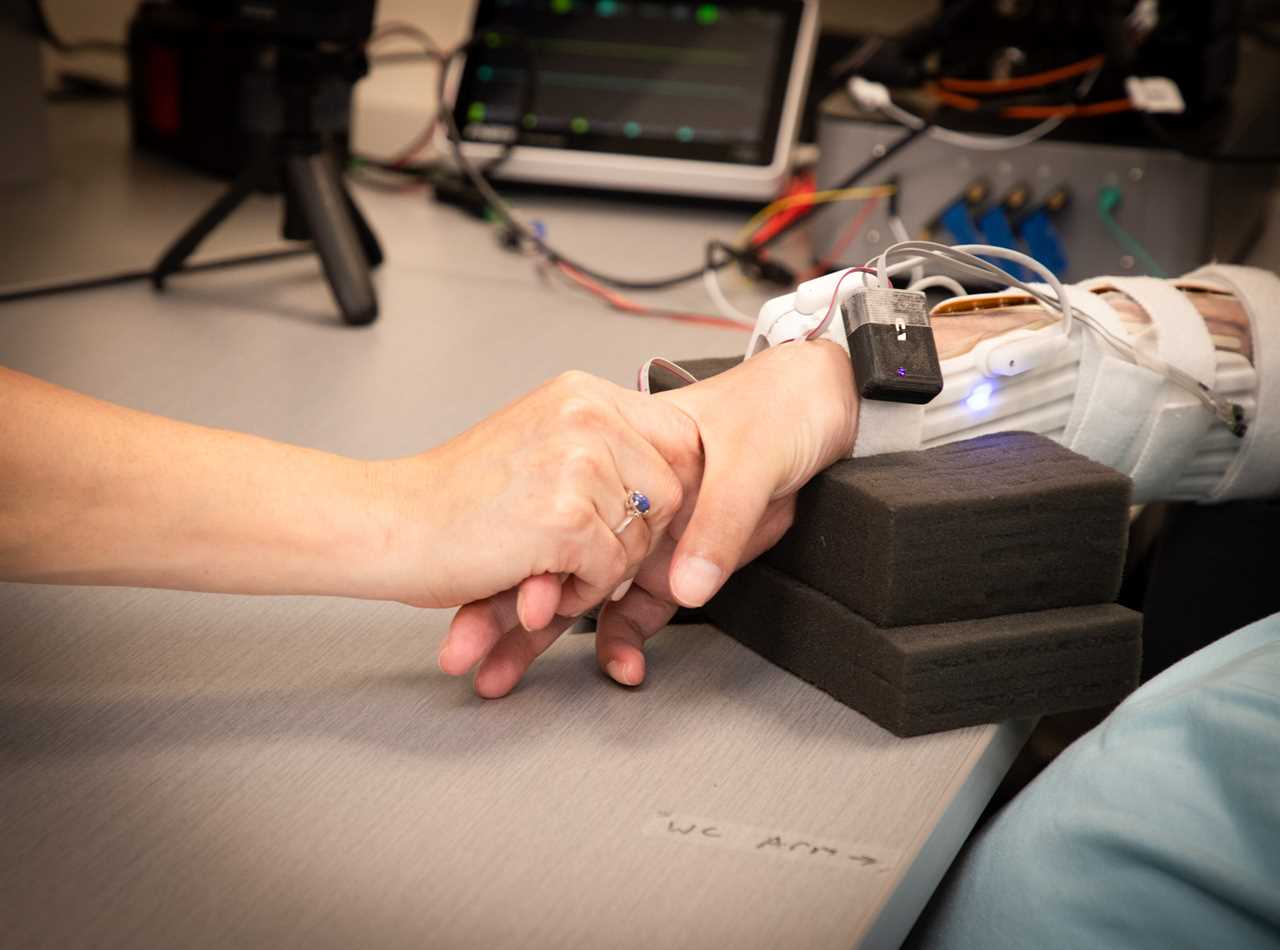 Keith Thomas, a man living with paralysis, is once again able to feel sensations in his arm and hand with the help of a novel system that uses brain implants and artificial intelligence to turn his thoughts into electrical signals.