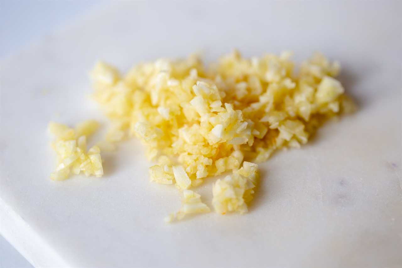 minced garlic | knife cuts