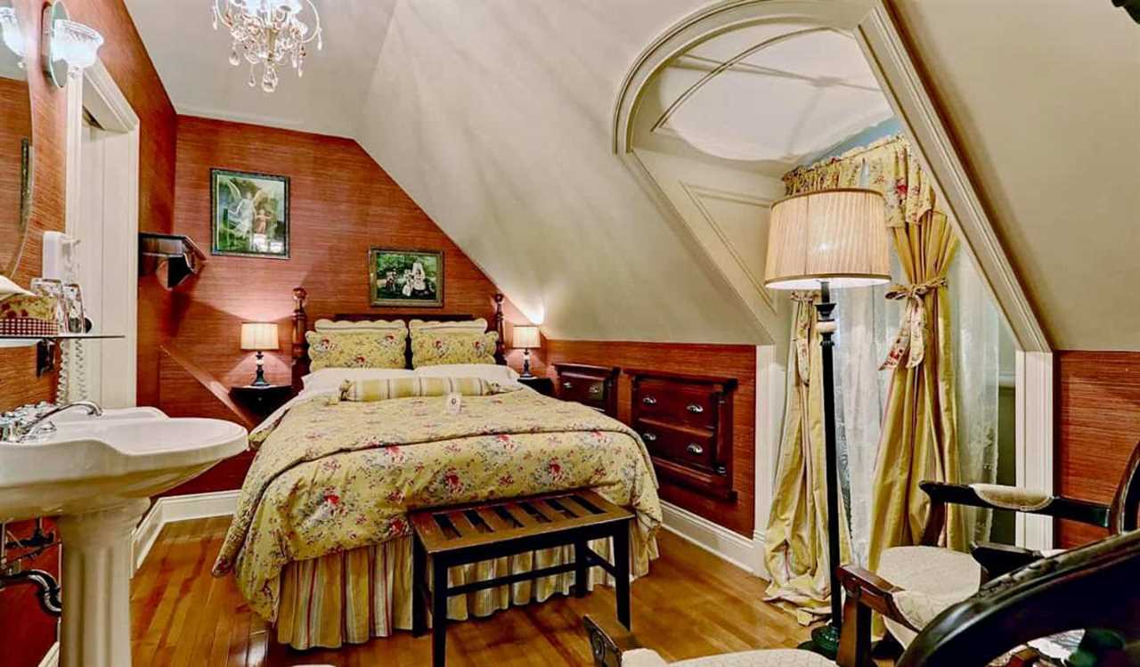 A quirky and cozy B&B room at the Auberge J.A. Moisan in beautiful Quebec City, Canada