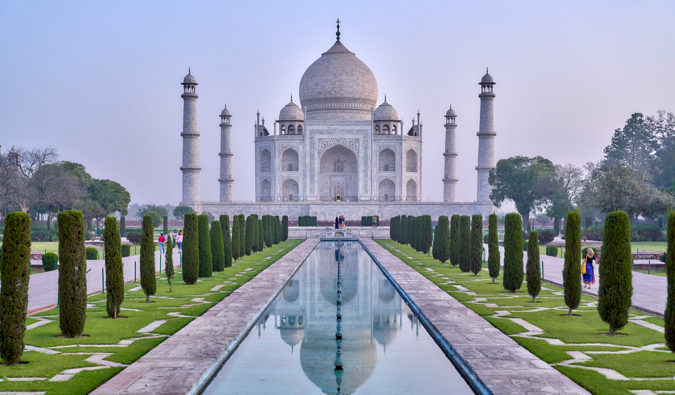 A classic picture of the Taj Mahal on a bright and sunny day in India