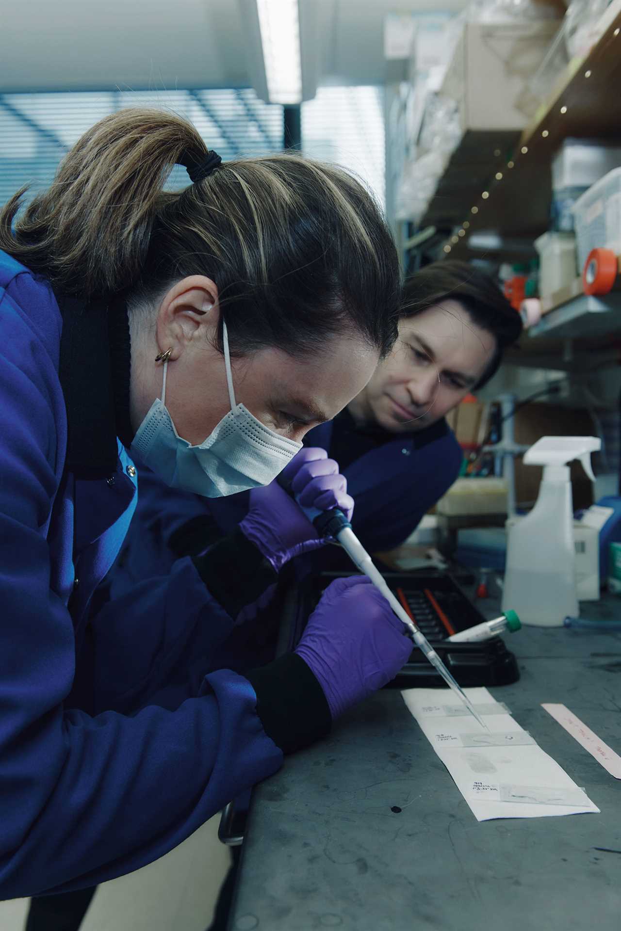 Sinclair with Dr. Kelly Rich, who studies diseases of the nervous system through the lens of aging, in the Harvard lab